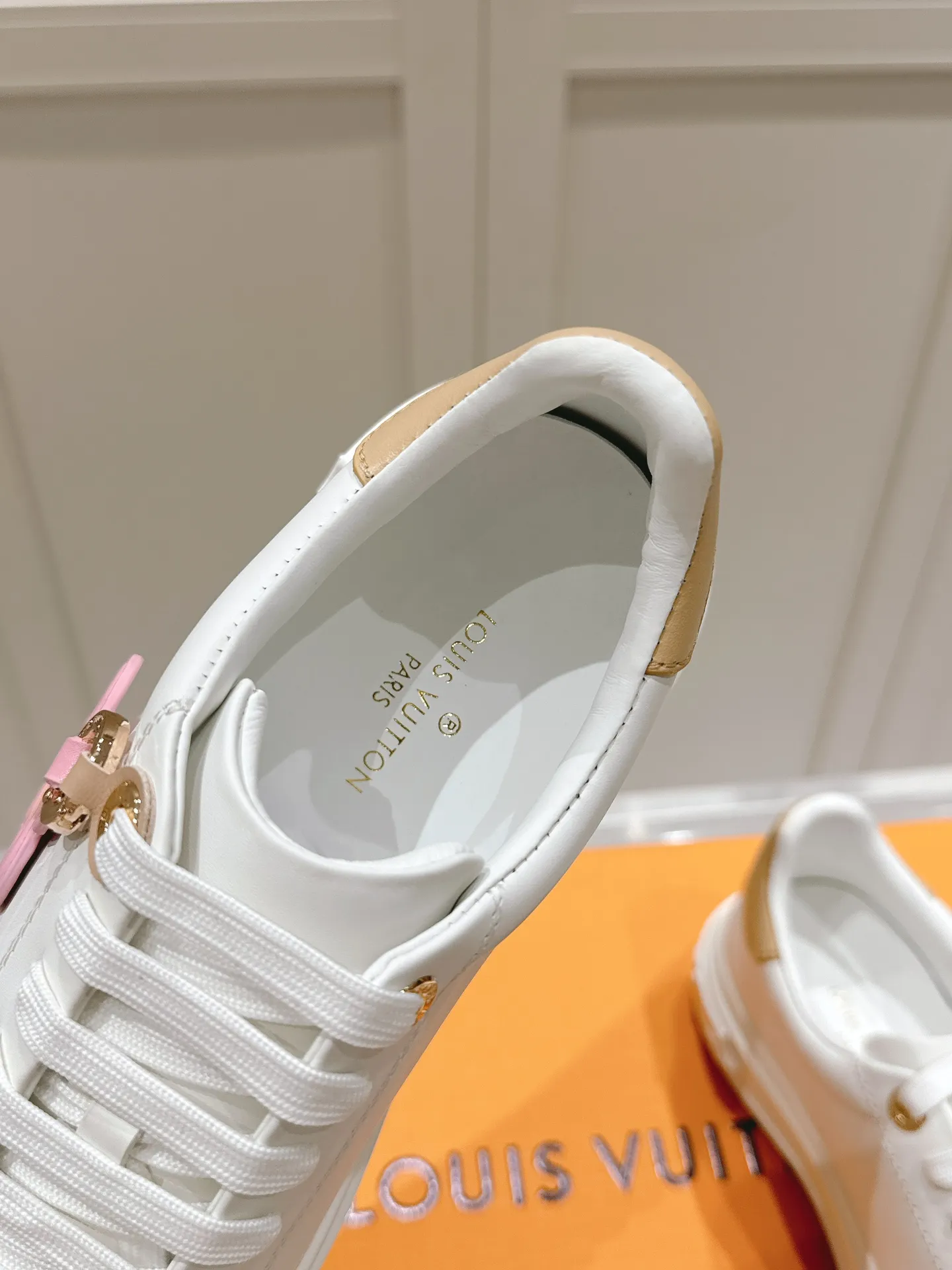 👟👟Ex-factory price 560👟👟 LV new white shoes, four-leaf clover🍀sunflower🌞 charm, add naughty and lively color to simple white shoes, easy to wear and durable, code number: 35+40 (41 customized)